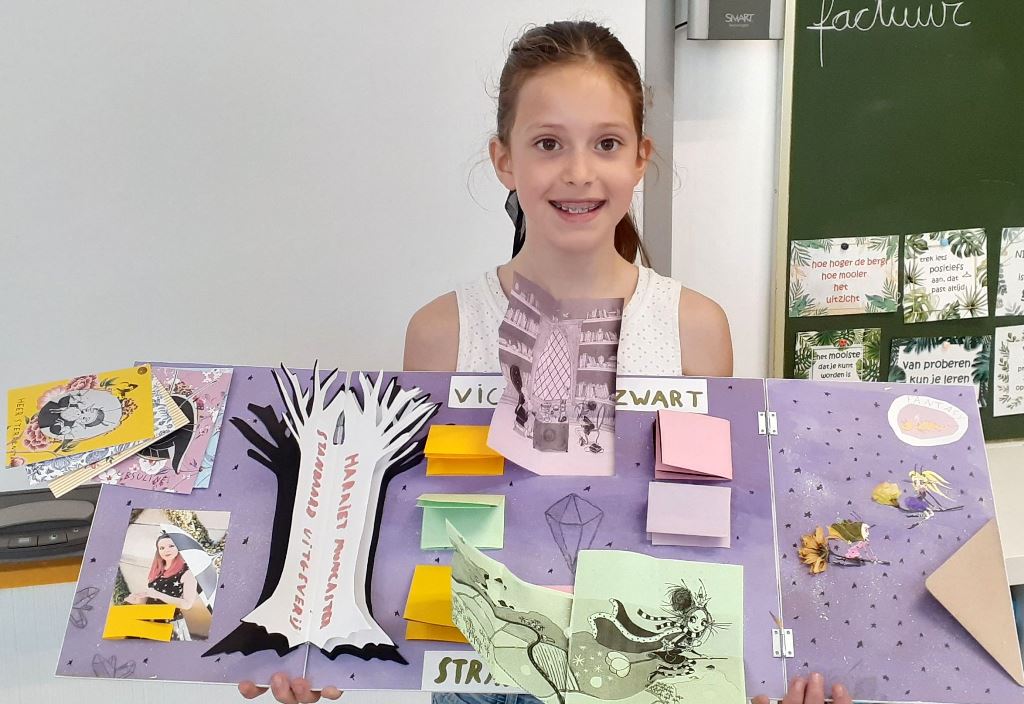 Juf Cindy De Wulf, 4de lj. d’Oefenschool, liet haar lln. een boek