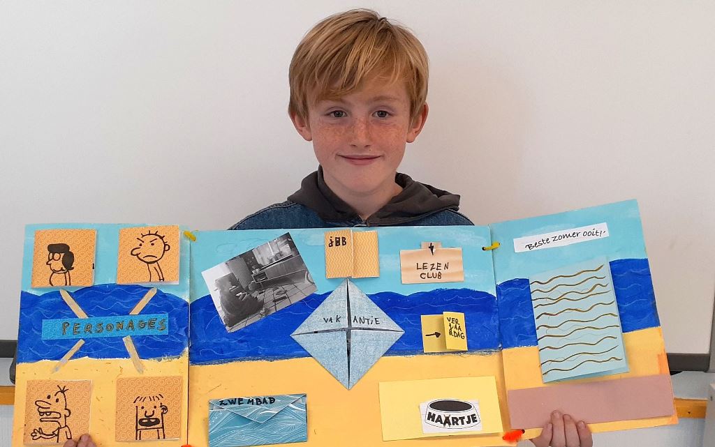 Juf Cindy De Wulf, 4de lj. d’Oefenschool, liet haar lln. een boek